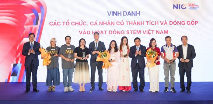 HỆ THỐNG GIÁO DỤC ALPHA VINH DỰ NHẬN CHỨNG NHẬN ĐÓNG GÓP CHO HOẠT ĐỘNG STEM VIỆT NAM
