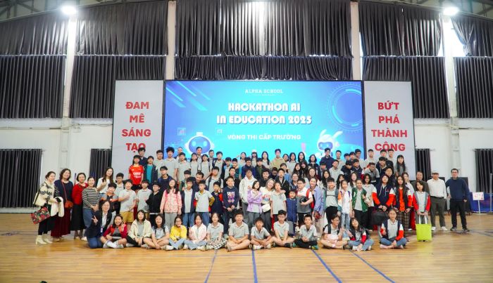 HỌC SINH ALPHA SÔI NỔI TẠI VÒNG THI CẤP TRƯỜNG CUỘC THI HACKATHON AI IN EDUCATION 2025